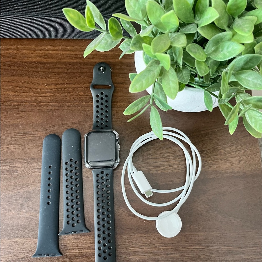 Apple SE Smartwatch with Black Band